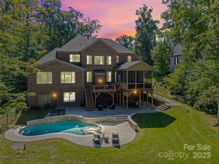 2100 Pondmeade Lane sold home in Bromley, Matthews, NC