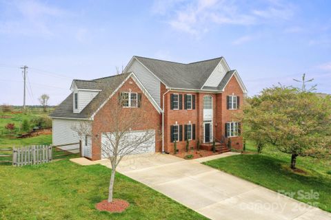 1919 46th Avenue Drive sold home in Forest Creek Estates, Hickory, NC
