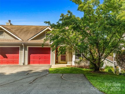 725 N Park Place sold home in Laurel Park Place, Hendersonville, NC