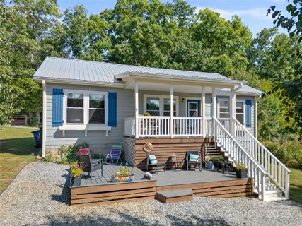 540 Crescent Street sold home in Meadowview, Saluda, NC