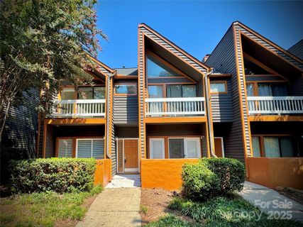 424 W 8th Street