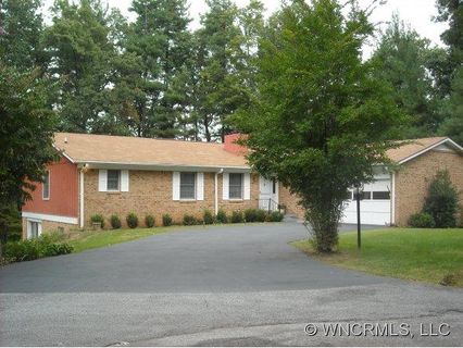 108 N Woodlawn Lane