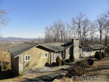17 Chestnut Ridge Road