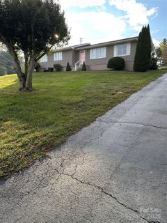 450 Case Cove Road sold home in Twin Lakes, Candler, NC
