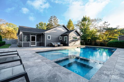 3039 N Alexander Street
