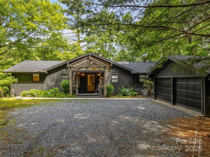 412 Cherokee Trace active home in Lake Toxaway Estates, Lake Toxaway, NC