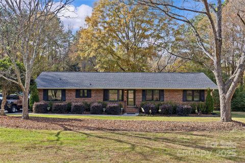 1949 Candlewick Drive sold home in Olde Williamsburg, Fort Mill, SC