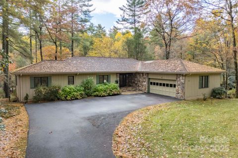 572 N East Shore Drive active home in Lake Toxaway Estates, Lake Toxaway, NC