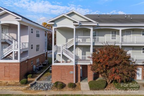 9271 Meadow Vista Road sold home in Heatherstone, Charlotte, NC