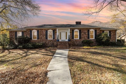 300 Gloucestershire Road sold home in Sherwood Forest, Winston Salem, NC