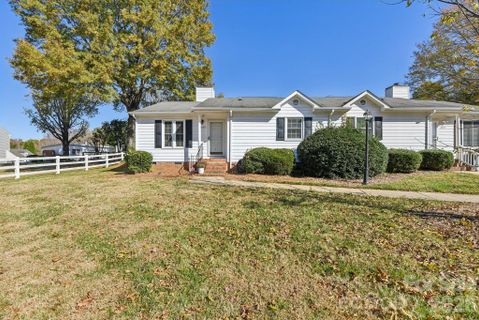 6025 Crape Myrtle Lane pending home in Oakdale Place, Charlotte, NC