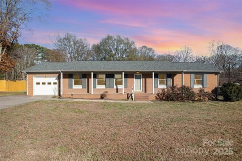 830 S Magnolia Street active home in White Oaks, Mooresville, NC