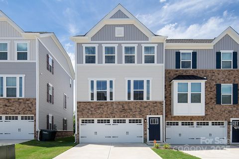 9910 Oaklawn Boulevard sold home in Oaklawn, Huntersville, NC