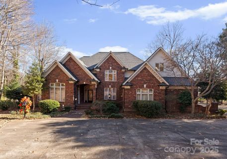718 Eagle Point Court pending home in Lake Providence, Matthews, NC
