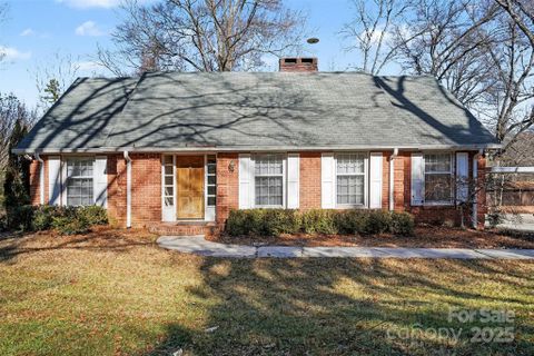 1215 Robinhood Circle pending home in Marlwood Acres, Charlotte, NC