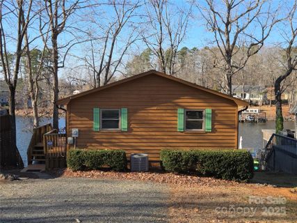 174 N Shoreline Drive sold home in Dixie Shores, Badin Lake, NC