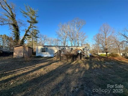 200 Rolling Oaks Drive pending home in Rolling Oaks, Hendersonville, NC