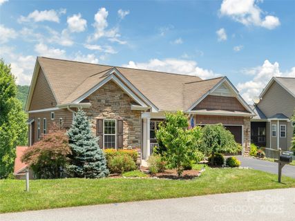 31 Headwater Drive active home in Shaws Creek Farm, Hendersonville, NC