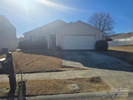 11055 Thousand Oaks Drive pending home in Cabarrus Crossing, Huntersville, NC