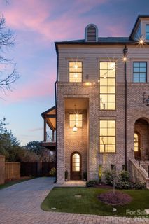 607 Mattie Rose Lane pending home in Elizabeth, Charlotte, NC