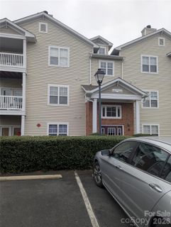 10670 Hill Point Court pending home in Hyde Park, Charlotte, NC