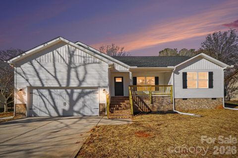 2025 Picnic Drive pending home in South Lakes, Newton, NC