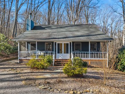 52 Treanors Place active home in Mountain Top Development Inc, Maggie Valley, NC