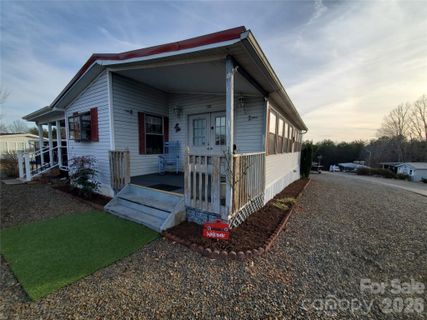 101 N Cardinal Drive active home in Badin Shores Resort, New London, NC