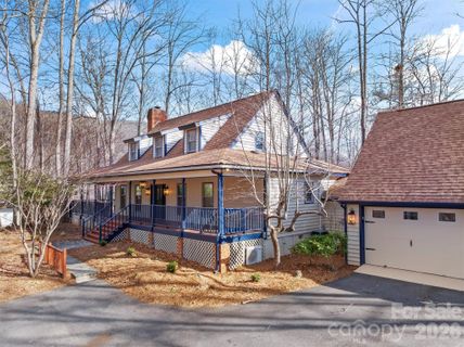 8 Indian Ridge Road pending home in Indian Falls Estates, Asheville, NC