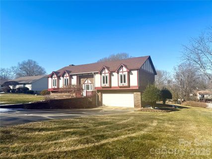 1015 36th Avenue Court pending home in Falling Creek, Hickory, NC