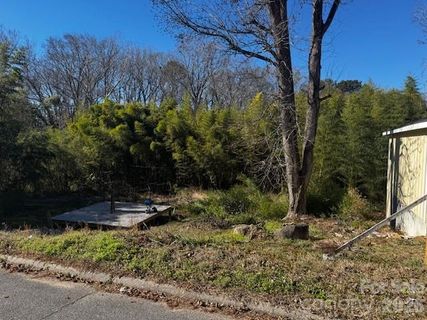 40 Poplar Street active home in Historic District, Great Falls, SC