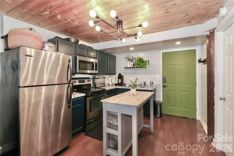 201 S Hoskins Road active home in Foxridge Lofts, Charlotte, NC