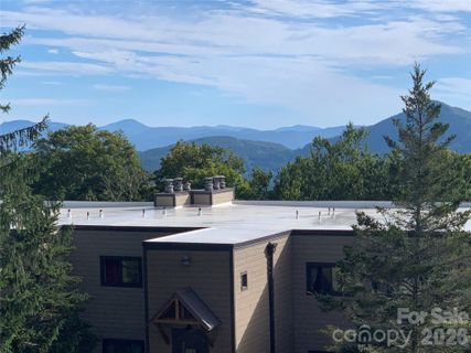 103 Sugar Ski Drive active home in Sugar Ski & Country Club, Sugar Mountain, NC