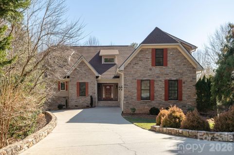 16 Winterberry Drive active home in Wilson Farm, Hendersonville, NC