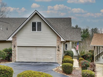 2208 E Cumming Woods Lane active home in Cummings Cove, Hendersonville, NC