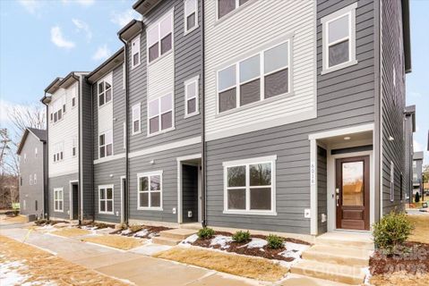 6016 Pivot Court pending home in Context At Oakhurst, Charlotte, NC
