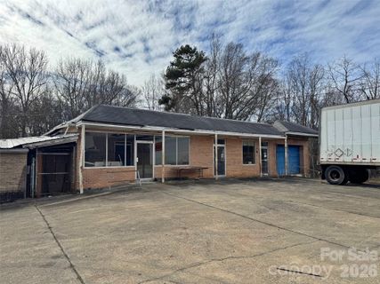 3811 Lesslie Highway