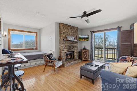 301 Pinnacle Inn Road active home in Pinnacle Inn, Beech Mountain, NC