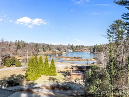 114 Oscelake Way active home in Leonis Mountain Lake Homes, Hendersonville, NC
