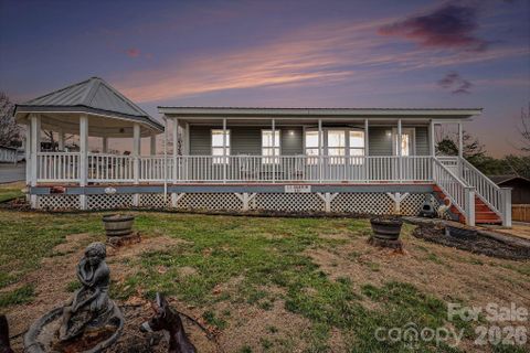 121 Grand View Drive active home in Badin Shores Resort, New London, NC