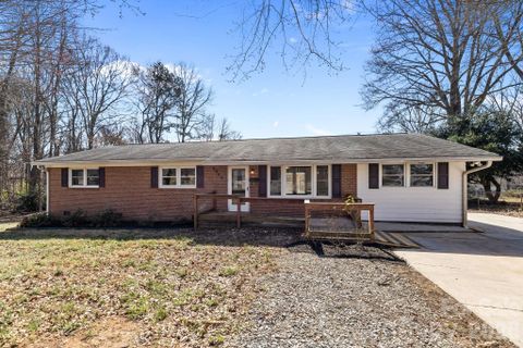 2629 Fairgreen Drive pending home in Southgate, Gastonia, NC