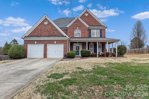 186 Autumn Frost Avenue active home in Barium Seasons Village, Statesville, NC