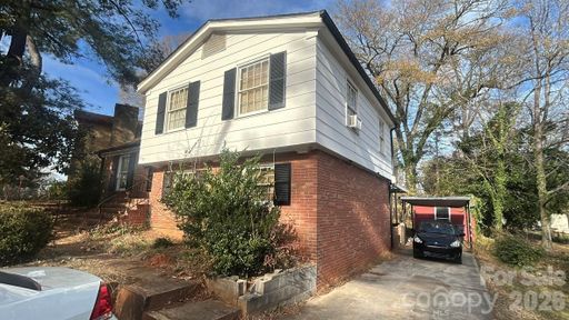 1100 Penrose Lane pending home in Edgebrook, Charlotte, NC
