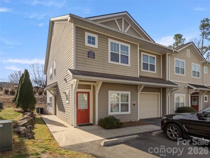 123 Foxden Drive active home in Fox Glen Condominium, Fletcher, NC
