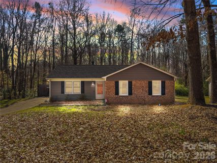 2019 Teddington Drive pending home in Woodford Green, Charlotte, NC