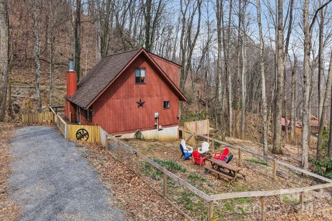 33 Fernbrook Road active home in Mountain Top Development Inc, Maggie Valley, NC