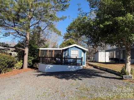206 Cardinal Drive active home in Badin Shores Resort, New London, NC