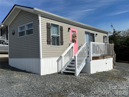 166 Eagle Drive active home in Badin Shores Resort, New London, NC