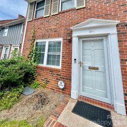 1300 Larchmont Place