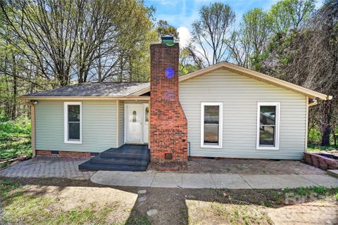 1919 Oak Hollow Road active home in Northwood Acres, Gastonia, NC